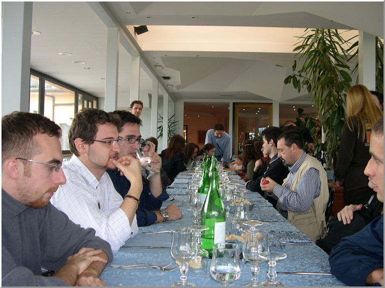 Sabato ora di pranzo. Tavolata al ristorante.
Ambiente chic, chiacchiere soffuse, fame incombente.
Valinor's husband sta sbucciando il Behelit o la fotocamera?